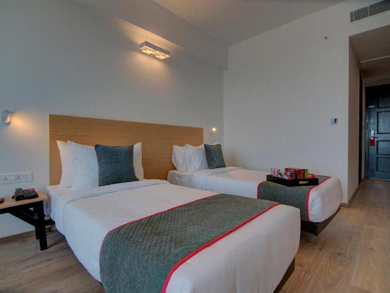 Townhouse Sector 49 Near Logix City Centre Noida Zewnętrze zdjęcie