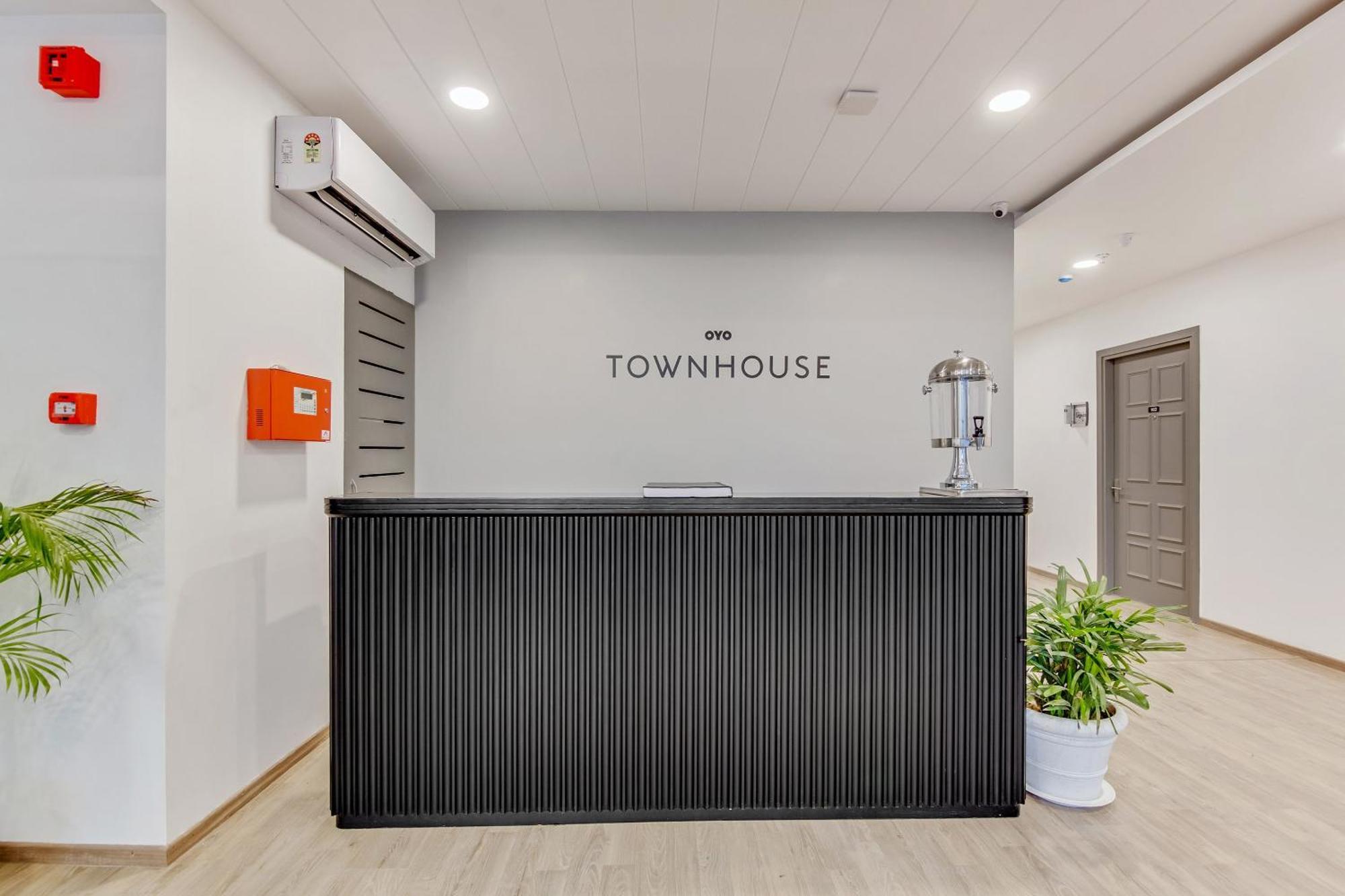 Townhouse Sector 49 Near Logix City Centre Noida Zewnętrze zdjęcie