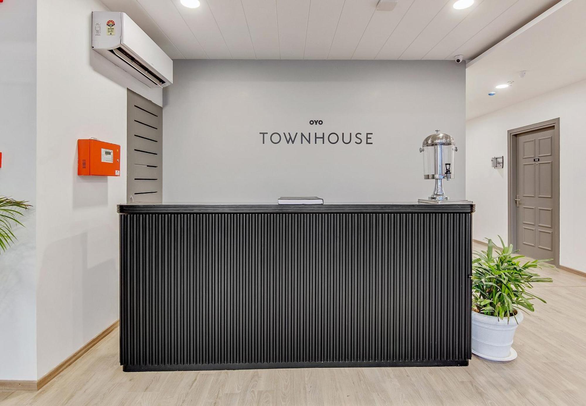 Townhouse Sector 49 Near Logix City Centre Noida Zewnętrze zdjęcie